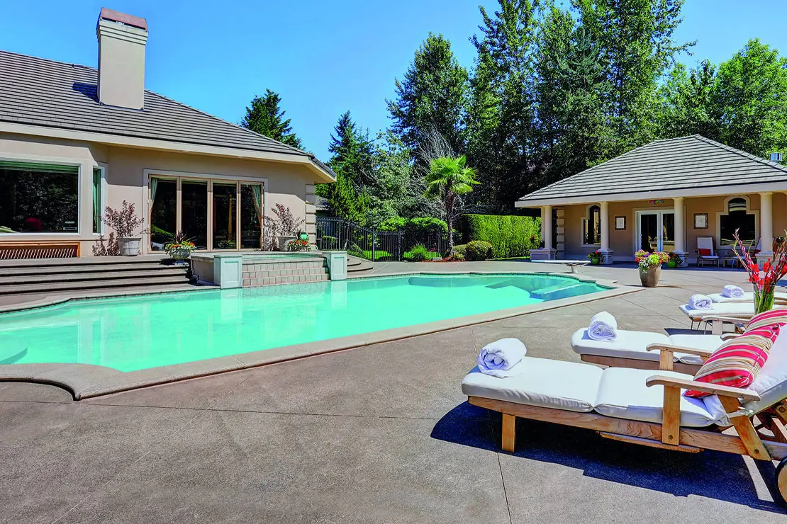 Inmueble con impresionante piscina revestida con hormigón impreso. Inmueble con impresionante piscina revestida con hormigón impreso.